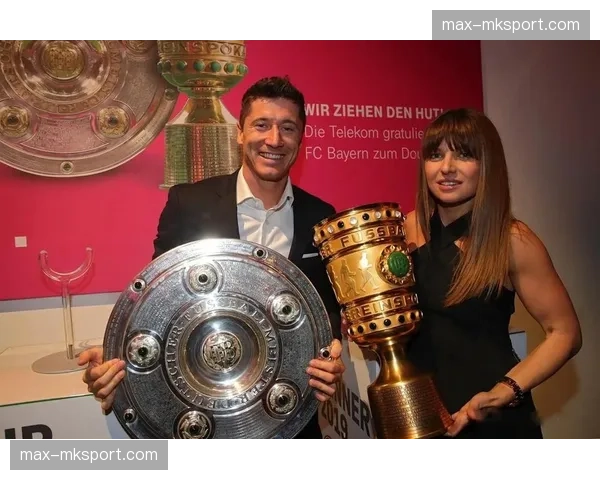 诺坎普致敬横幅送别莱万多夫斯基，波兰前锋含泪谢场